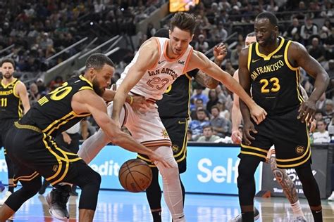 Curry scores 33 points, Warriors overcome Wembanyama, Spurs .